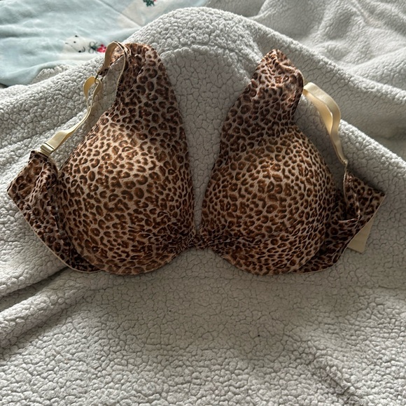 This is used in great condition. Delta Burke bra size 38D - Picture 1 of 2